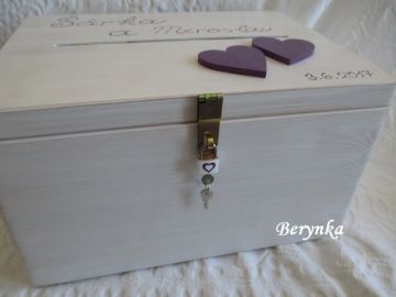 Dřevěná svatební bedýnka se srdíčky