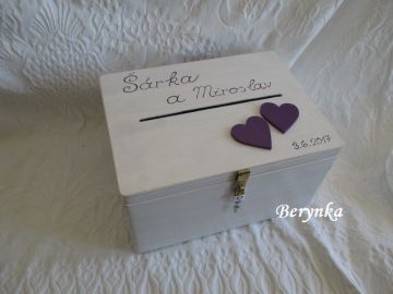 Dřevěná svatební bedýnka se srdíčky