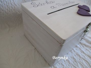 Dřevěná svatební bedýnka se srdíčky