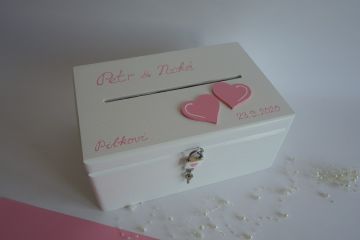 Dřevěná svatební bedýnka se srdíčky