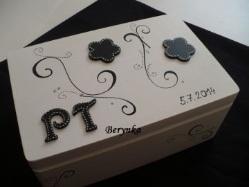 Svatební bedýnka se srdíčky a ornamentem