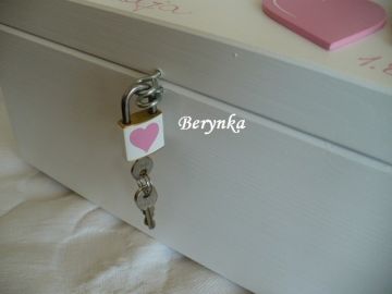 Svatební bedýnka se srdíčky a ornamentem