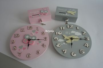 Hodiny s motýlkem - kulaté/čtvercové