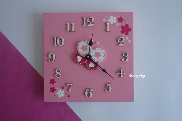 Hodiny s motýlkem - kulaté/čtvercové