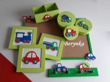 Dřevěné dekorace - zelená s červenou a modrou