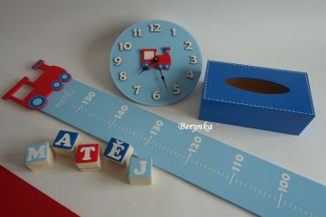 Dřevěné dekorace - červeno-modré s autíčkem