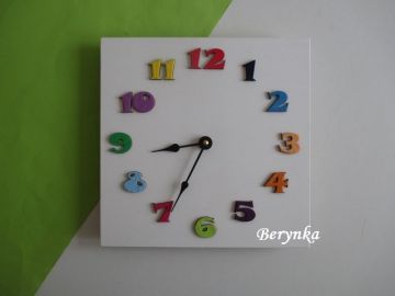 Dřevěné hodiny s barevnými číslicemi - kulaté/čtvercové