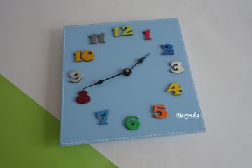 Dřevěné hodiny s barevnými číslicemi