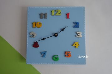 Dřevěné hodiny s barevnými číslicemi