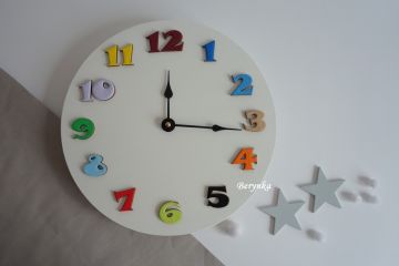 Dřevěné hodiny s barevnými číslicemi - kulaté/čtvercové