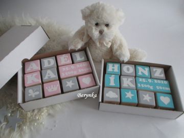 Dřevěná velká kostka s údaji o narození miminka