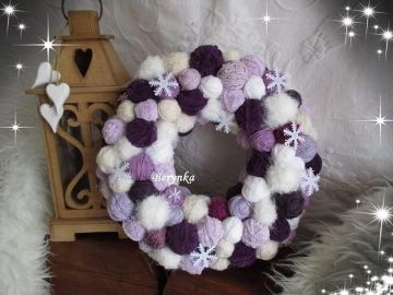 Klubíčkový věnec ve fialové