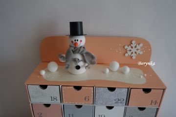 Adventní kalendář meruňkovo-stříbrný se sněhulákem