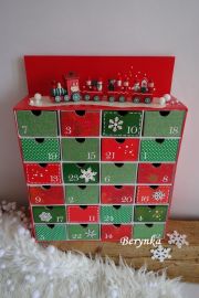 Adventní kalendář červeno-zelený s mašinkou