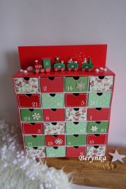 Adventní kalendář červeno-zelený s dřevěným vláčkem