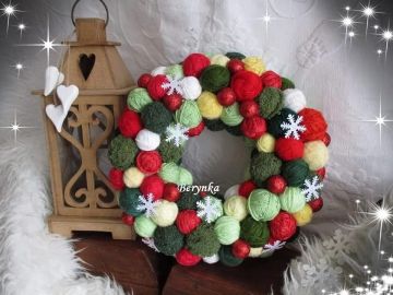 Klubíčkový věnec v červeno-zelené