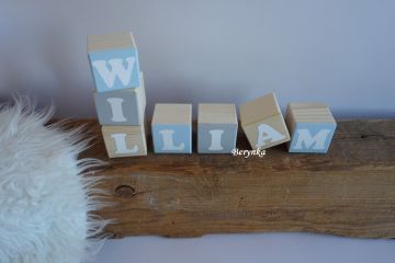 Dřevěné kostičky v šedé s bledě modrou