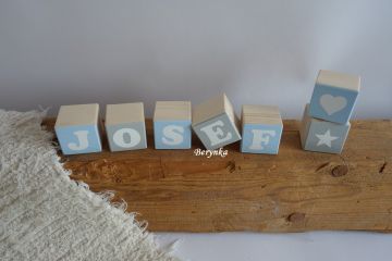 Dřevěné kostičky v šedé s bledě modrou