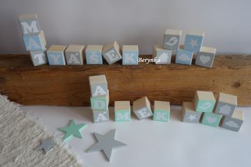 Dřevěné kostičky v šedé s bledě modrou