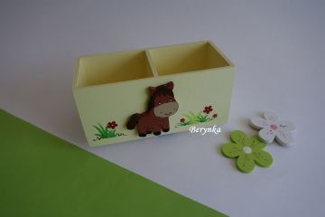 Dřevěný stojánek na tužky se zvířátky