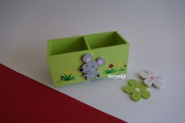 Dřevěný stojánek na tužky se zvířátky