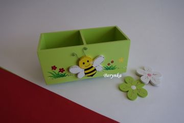 Dřevěný stojánek na tužky se zvířátky