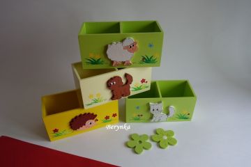 Dřevěný stojánek na tužky se zvířátky