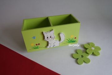 Dřevěný stojánek na tužky se zvířátky