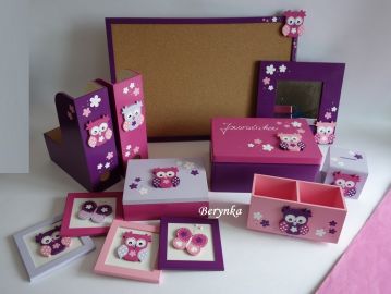 Dřevěné dekorace - ve fialové a růžové se sovičkou