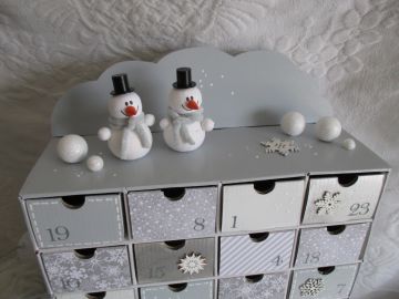 Adventní kalendář šedý se sněhuláčky