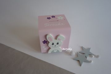 Dřevěná pokladnička se zajíčkem