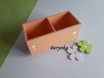 Dřevěný stojánek na tužky bez vyřezané dekorace