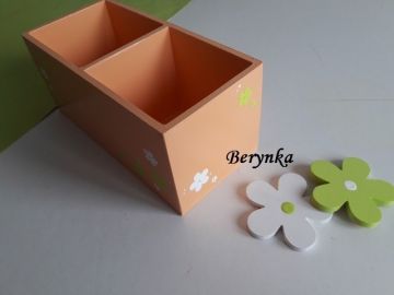 Dřevěný stojánek na tužky bez vyřezané dekorace