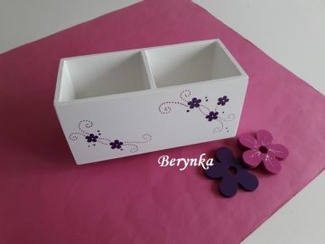 Dřevěný stojánek na tužky bez vyřezané dekorace