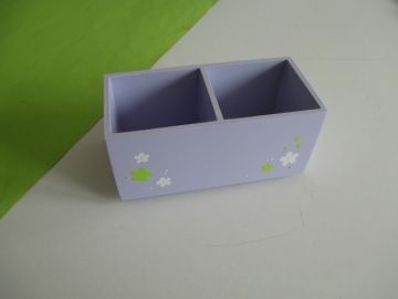 Dřevěný stojánek na tužky bez vyřezané dekorace