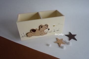 Dřevěný stojánek na tužky s medvídkem