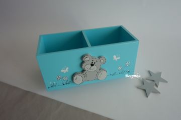 Dřevěný stojánek na tužky s medvídkem