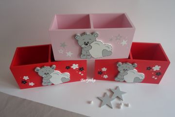 Dřevěný stojánek na tužky s medvídkem