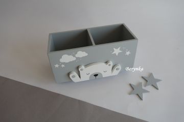 Dřevěný stojánek na tužky s medvídkem