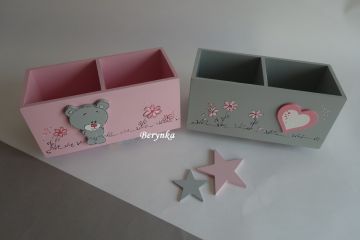 Dřevěný stojánek na tužky s méďou