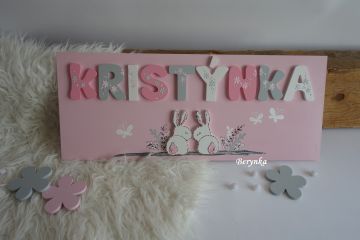 Jmenovka s písmenky a zajíčky v trávě