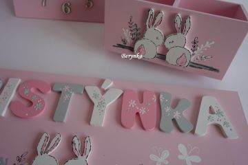 Jmenovka s písmenky a zajíčky v trávě