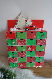 Adventní kalendář červeno-zelený s autíčkem