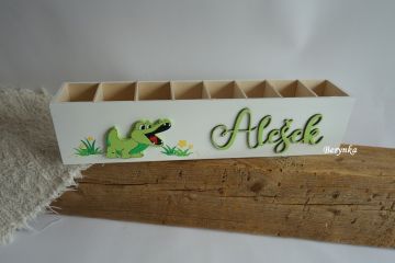 Dřevěný stojánek na tužky s krokodýlem