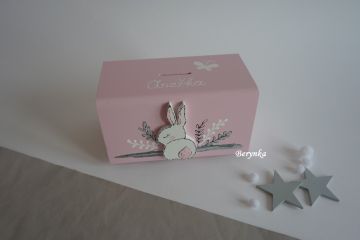 Dřevěná pokladnička se zajíčkem v trávě