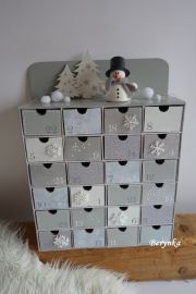 Adventní kalendář šedý se sněhulákem