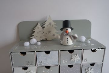 Adventní kalendář šedý se sněhulákem