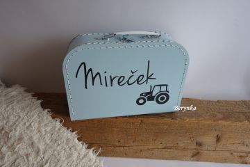 Kufřík se jménem a traktorem