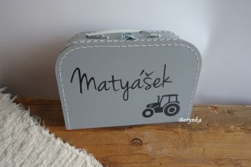 Kufřík se jménem a traktorem