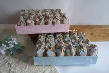 Adventní kalendář - dřevěný s látkovými pytlíčky